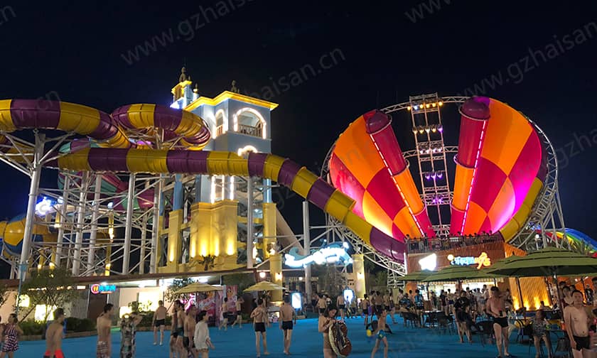 超级龙卷风水滑道提供了一种新的、刺激的水上体验 超级龙卷风水滑道提供了一种新的、刺激的水上体验